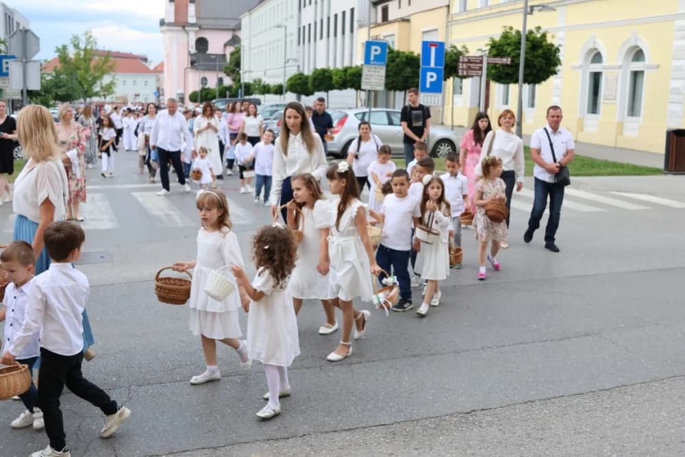Tijelovska procesija ulicama grada Požege (FOTOGALERIJA)