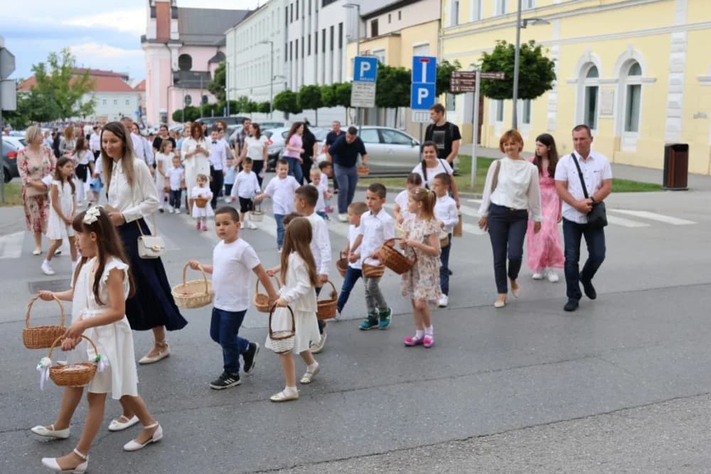 Tijelovska procesija ulicama grada Požege (FOTOGALERIJA)