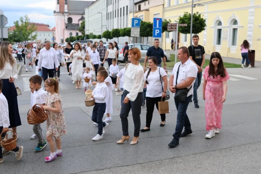 Tijelovska procesija ulicama grada Požege (FOTOGALERIJA)