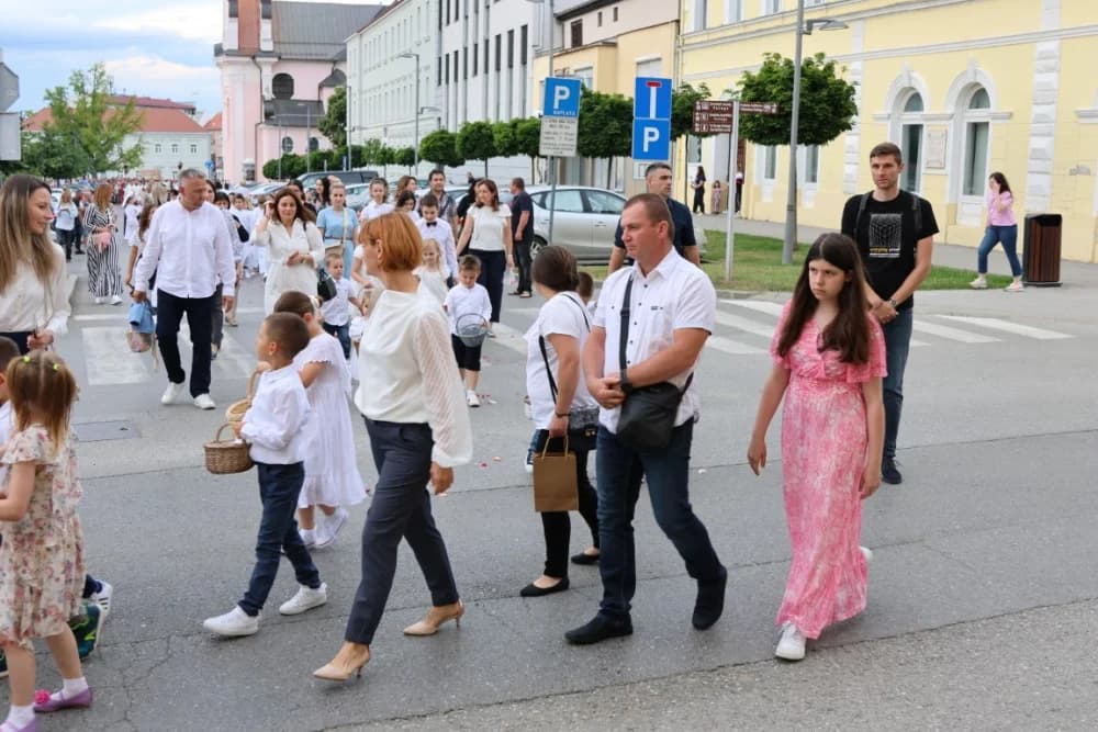Tijelovska procesija ulicama grada Požege (FOTOGALERIJA)