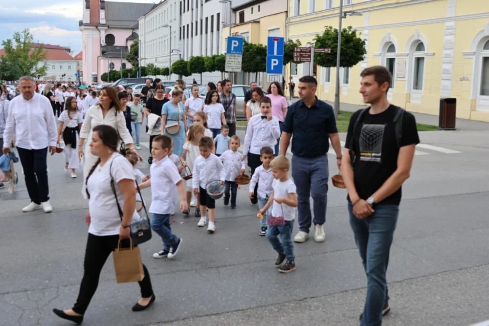 Tijelovska procesija ulicama grada Požege (FOTOGALERIJA)