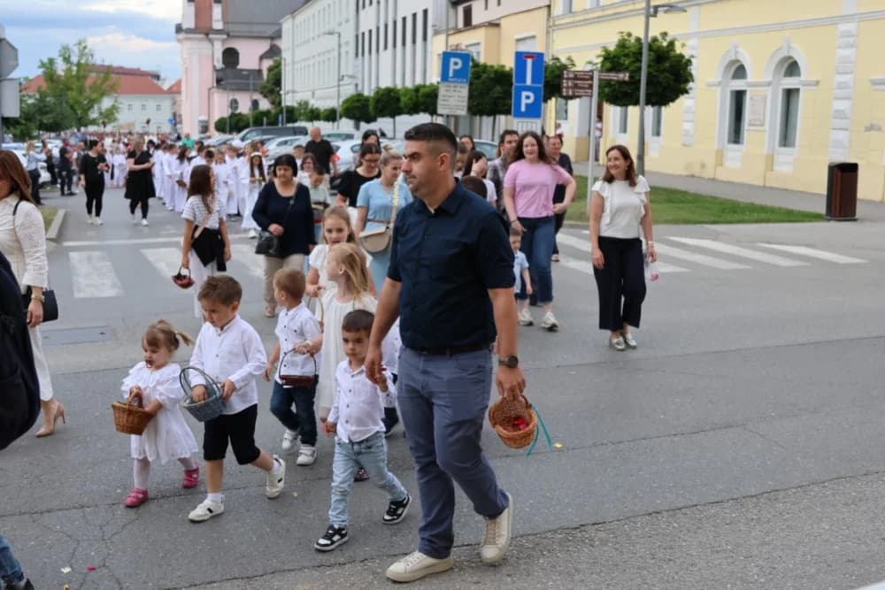 Tijelovska procesija ulicama grada Požege (FOTOGALERIJA)
