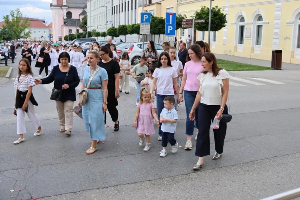Tijelovska procesija ulicama grada Požege (FOTOGALERIJA)