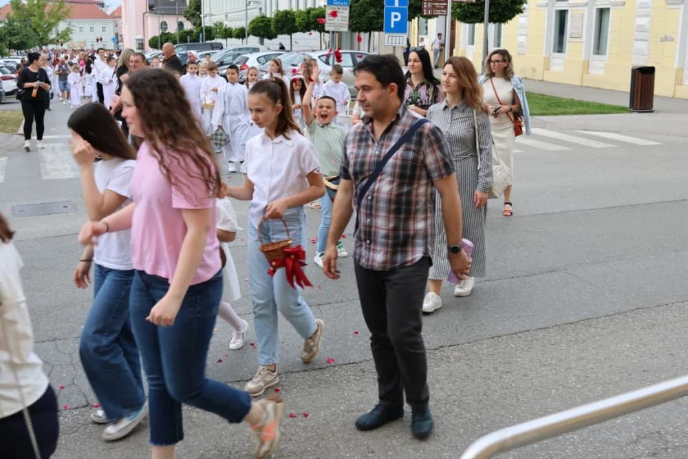 Tijelovska procesija ulicama grada Požege (FOTOGALERIJA)