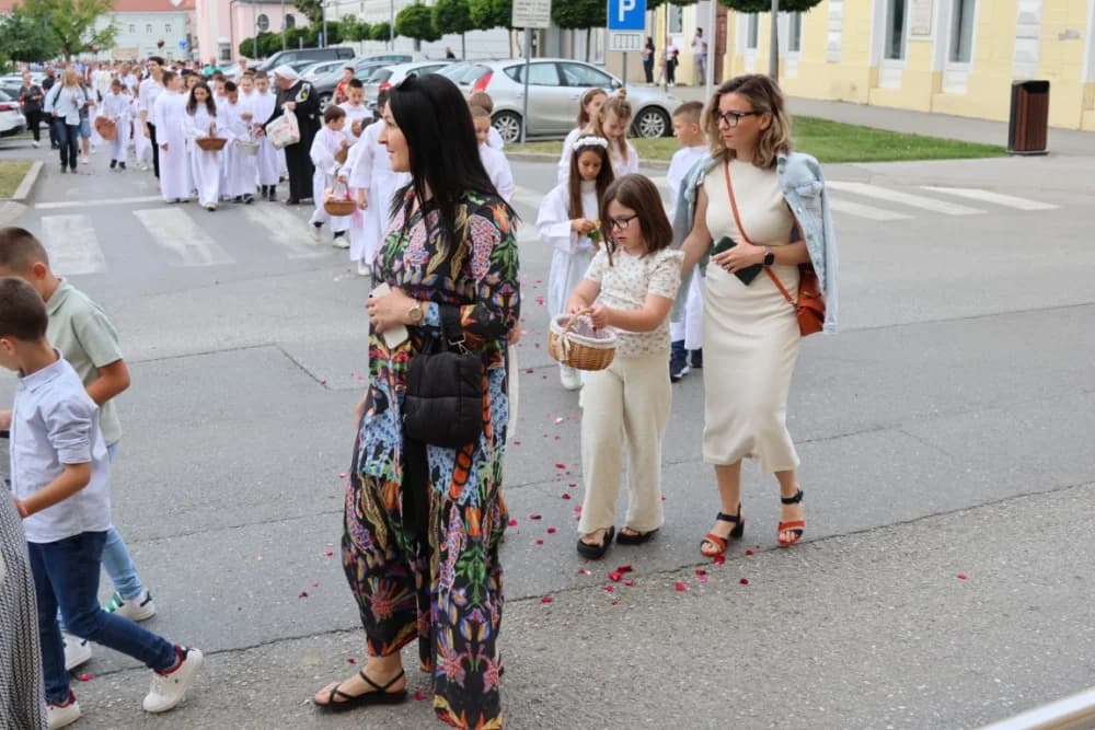 Tijelovska procesija ulicama grada Požege (FOTOGALERIJA)