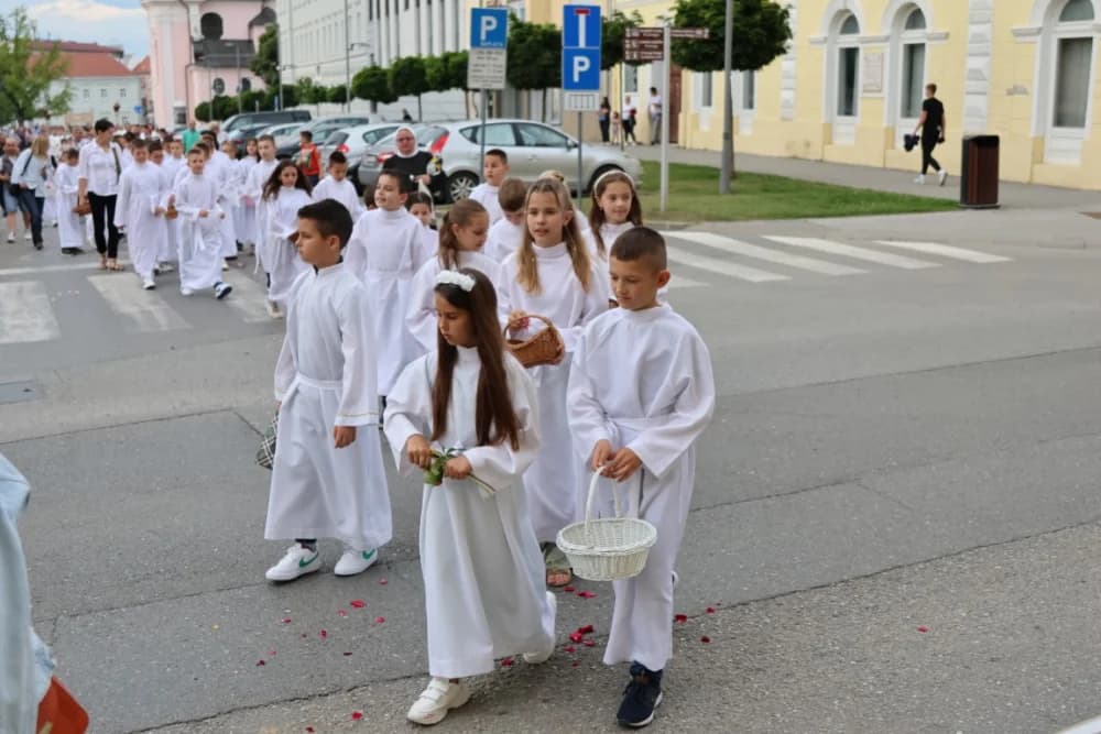 Tijelovska procesija ulicama grada Požege (FOTOGALERIJA)