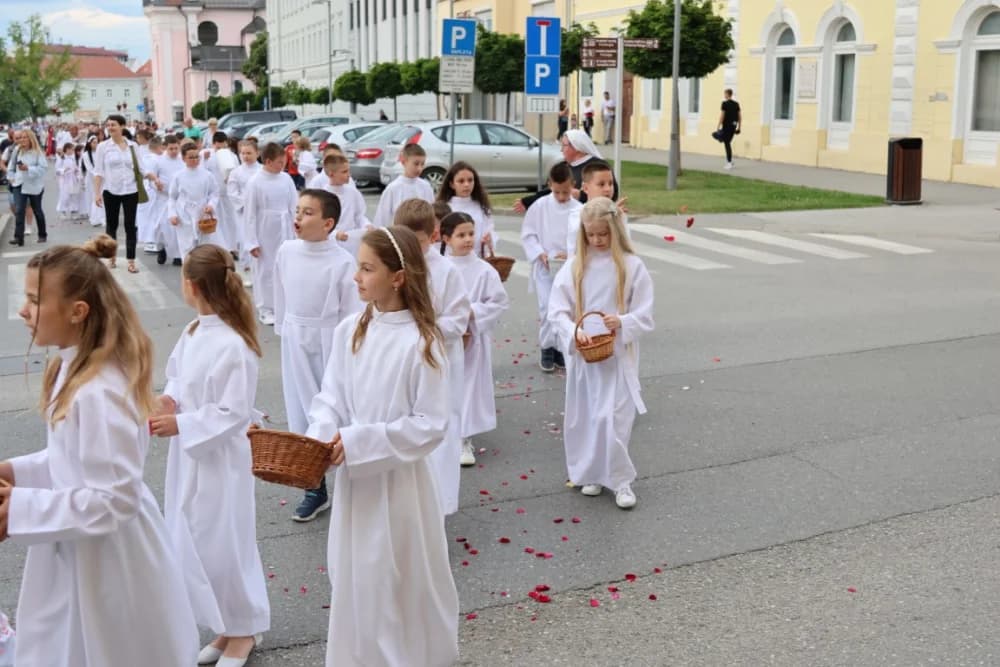 Tijelovska procesija ulicama grada Požege (FOTOGALERIJA)