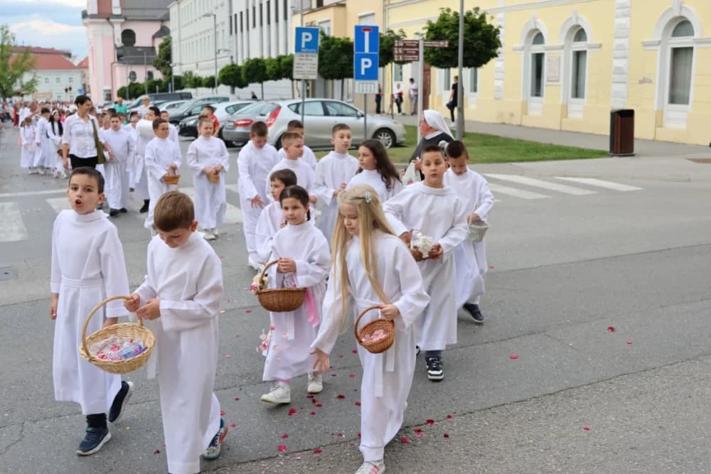 Tijelovska procesija ulicama grada Požege (FOTOGALERIJA)