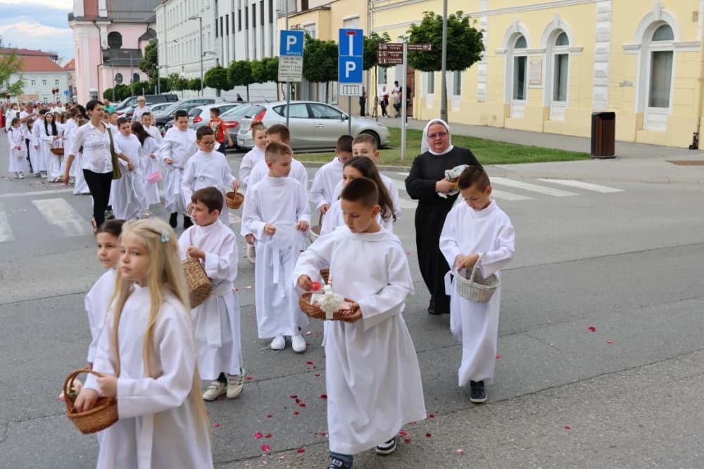 Tijelovska procesija ulicama grada Požege (FOTOGALERIJA)