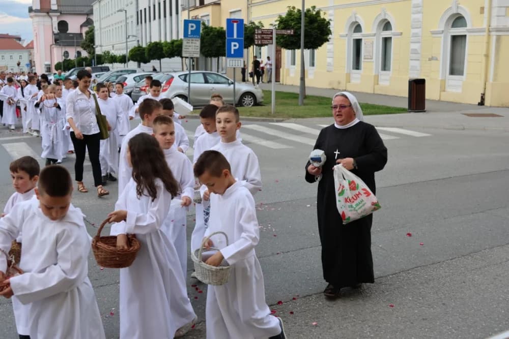 Tijelovska procesija ulicama grada Požege (FOTOGALERIJA)
