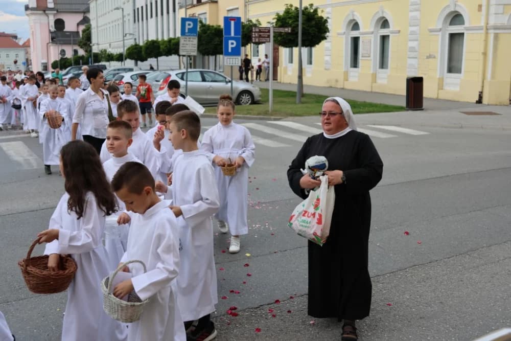 Tijelovska procesija ulicama grada Požege (FOTOGALERIJA)