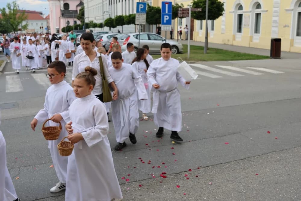 Tijelovska procesija ulicama grada Požege (FOTOGALERIJA)