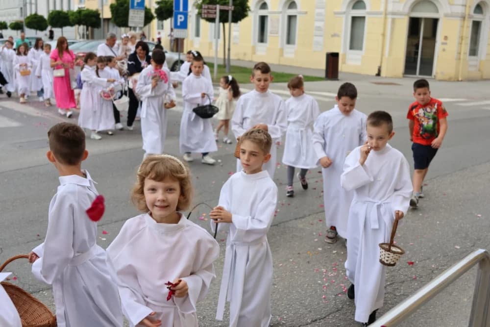 Tijelovska procesija ulicama grada Požege (FOTOGALERIJA)