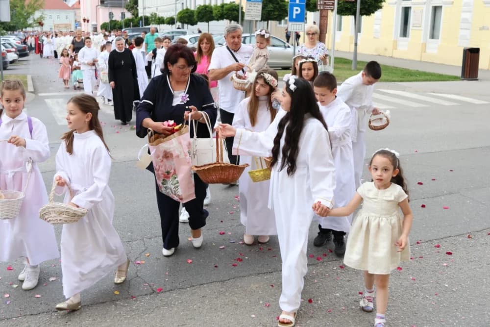 Tijelovska procesija ulicama grada Požege (FOTOGALERIJA)