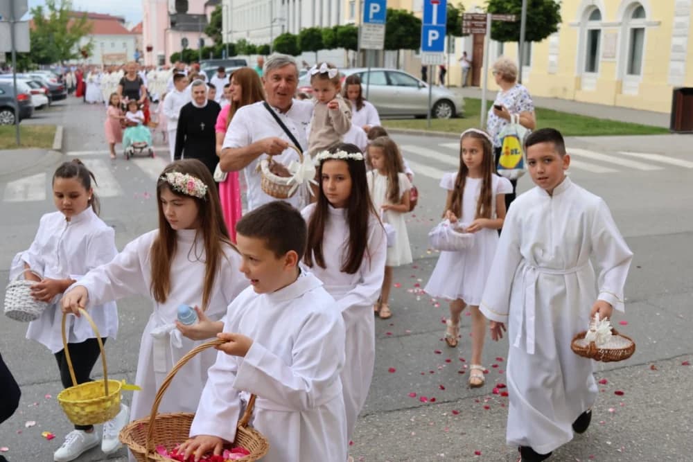 Tijelovska procesija ulicama grada Požege (FOTOGALERIJA)