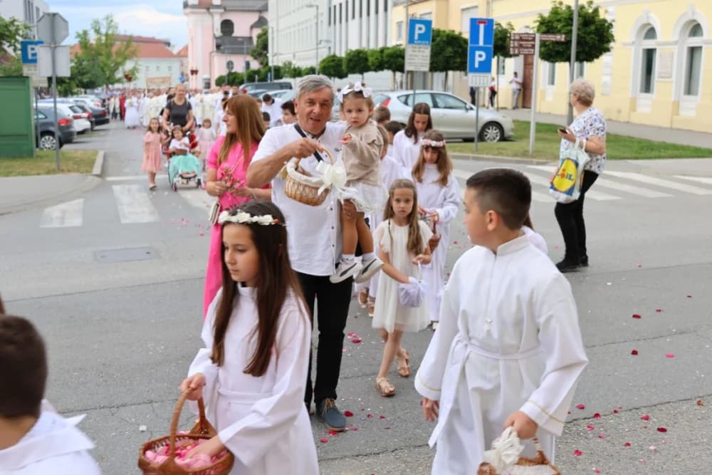 Tijelovska procesija ulicama grada Požege (FOTOGALERIJA)