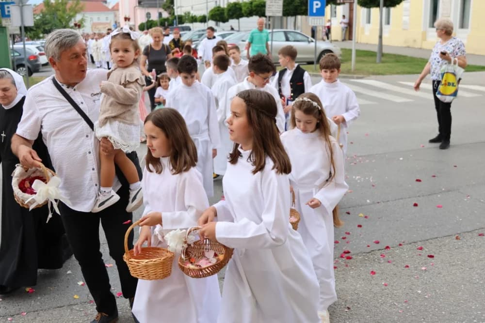 Tijelovska procesija ulicama grada Požege (FOTOGALERIJA)