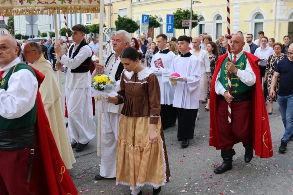 Tijelovska procesija ulicama grada Požege (FOTOGALERIJA)