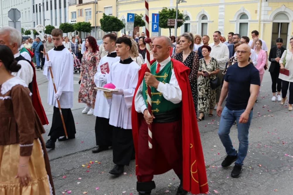 Tijelovska procesija ulicama grada Požege (FOTOGALERIJA)