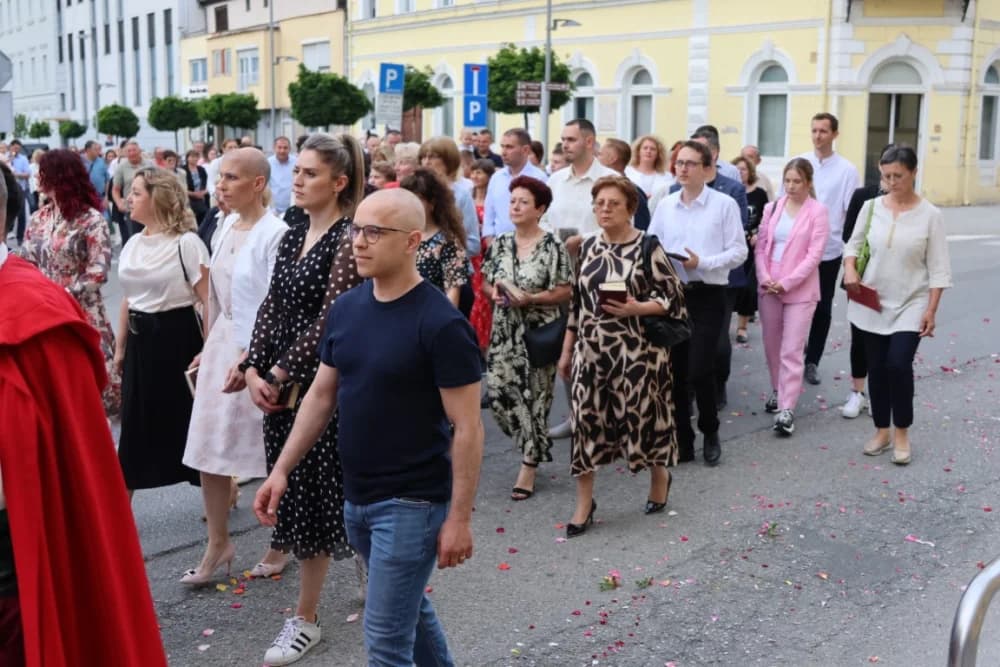 Tijelovska procesija ulicama grada Požege (FOTOGALERIJA)