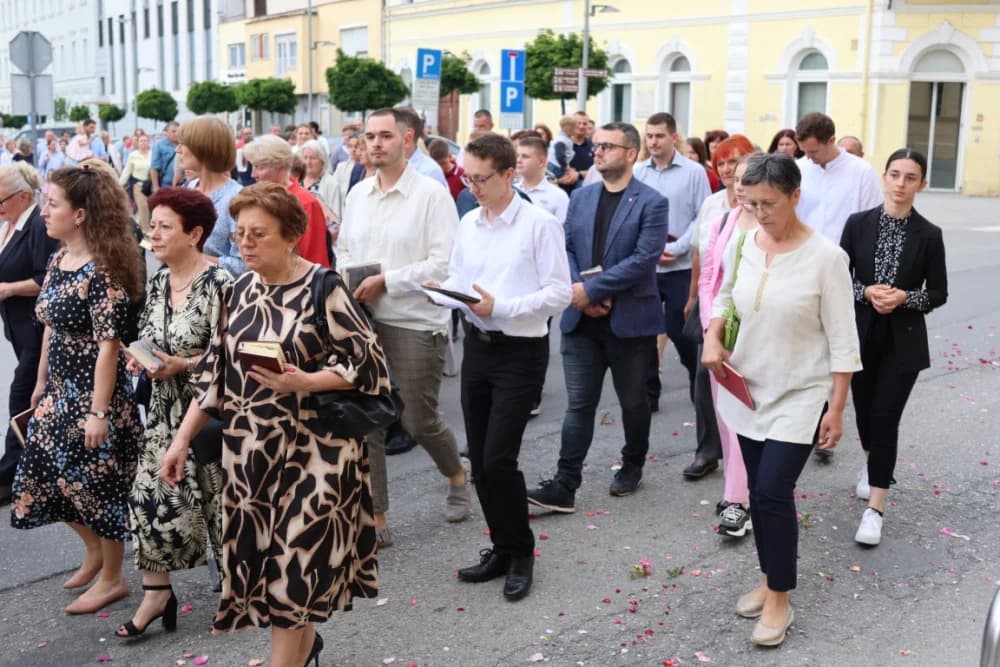 Tijelovska procesija ulicama grada Požege (FOTOGALERIJA)