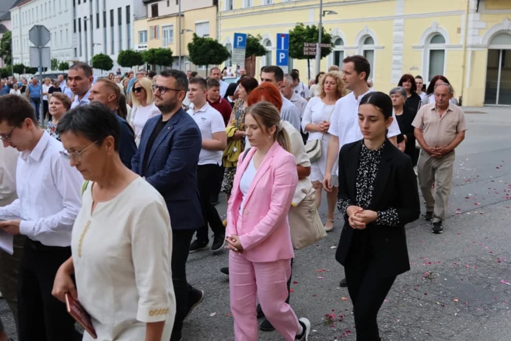Tijelovska procesija ulicama grada Požege (FOTOGALERIJA)