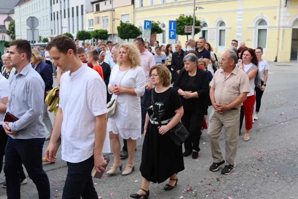 Tijelovska procesija ulicama grada Požege (FOTOGALERIJA)