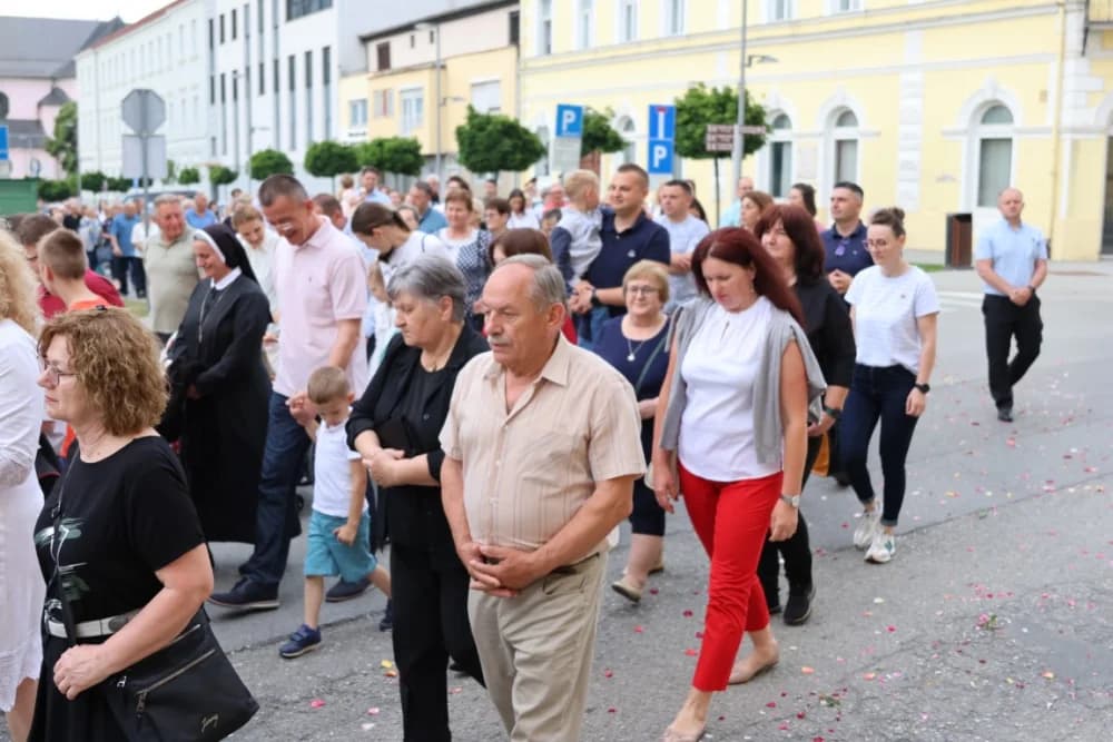 Tijelovska procesija ulicama grada Požege (FOTOGALERIJA)