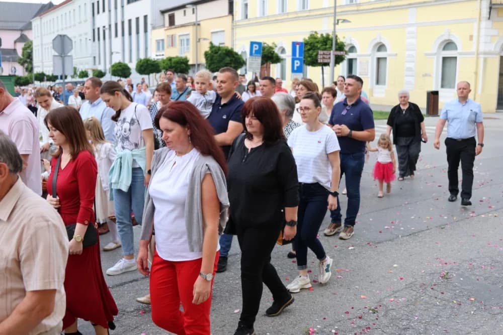 Tijelovska procesija ulicama grada Požege (FOTOGALERIJA)