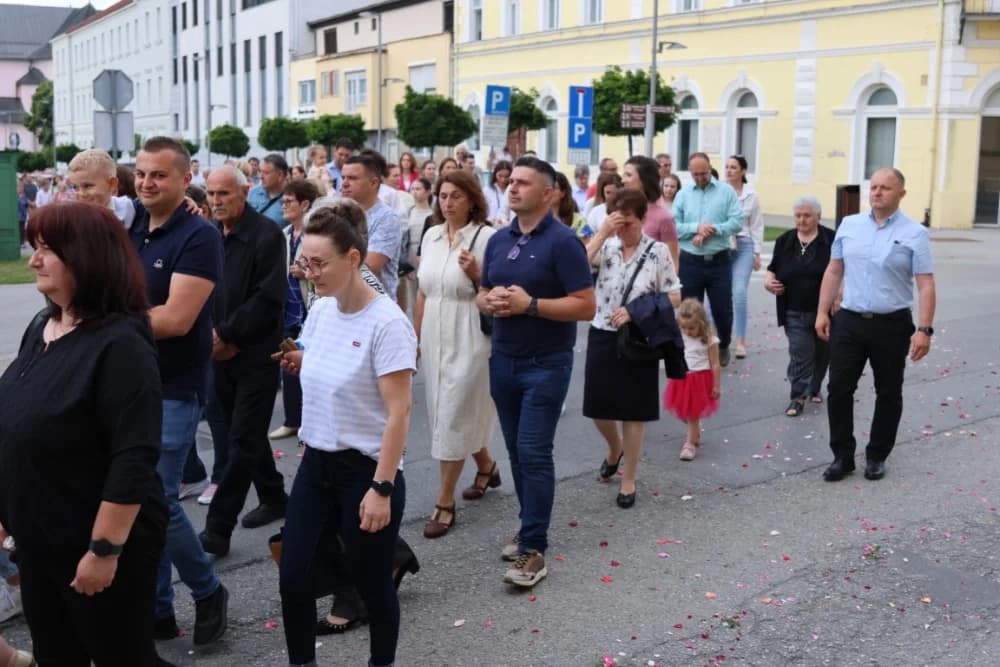 Tijelovska procesija ulicama grada Požege (FOTOGALERIJA)