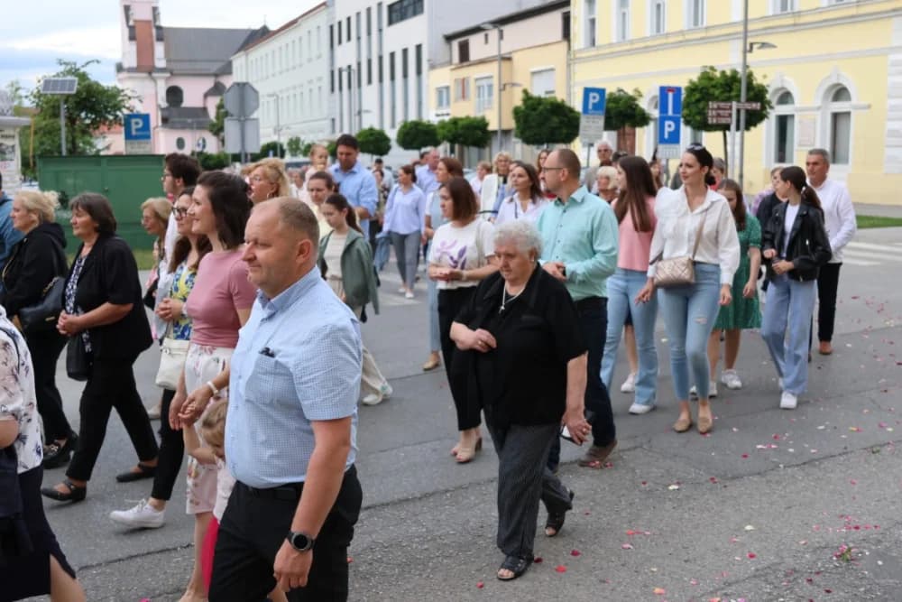 Tijelovska procesija ulicama grada Požege (FOTOGALERIJA)