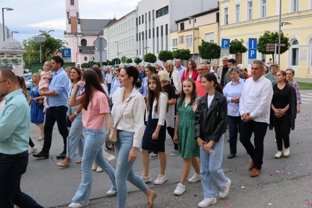 Tijelovska procesija ulicama grada Požege (FOTOGALERIJA)