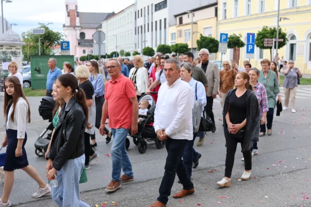 Tijelovska procesija ulicama grada Požege (FOTOGALERIJA)