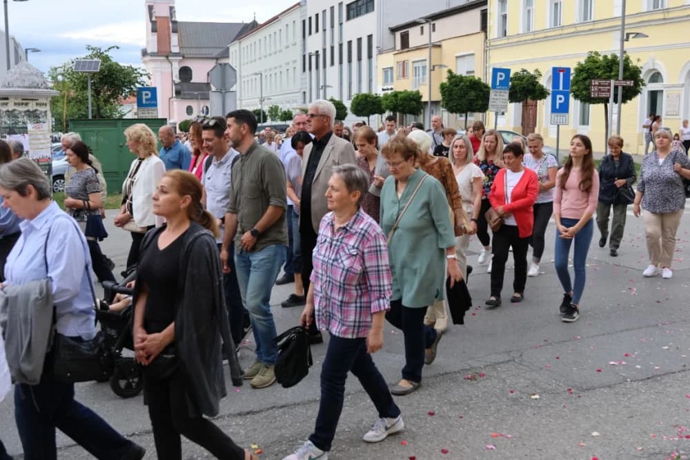 Tijelovska procesija ulicama grada Požege (FOTOGALERIJA)