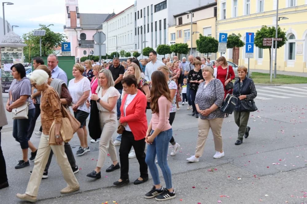 Tijelovska procesija ulicama grada Požege (FOTOGALERIJA)