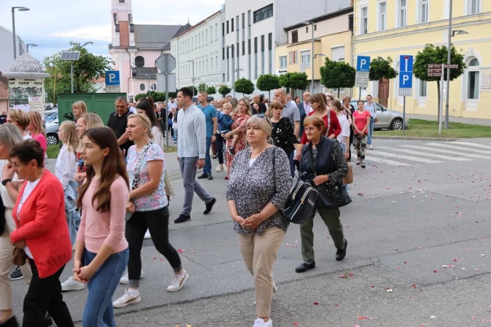 Tijelovska procesija ulicama grada Požege (FOTOGALERIJA)