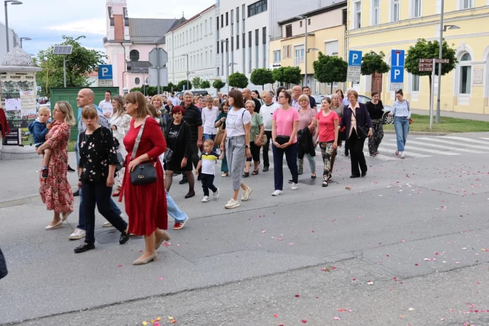 Tijelovska procesija ulicama grada Požege (FOTOGALERIJA)