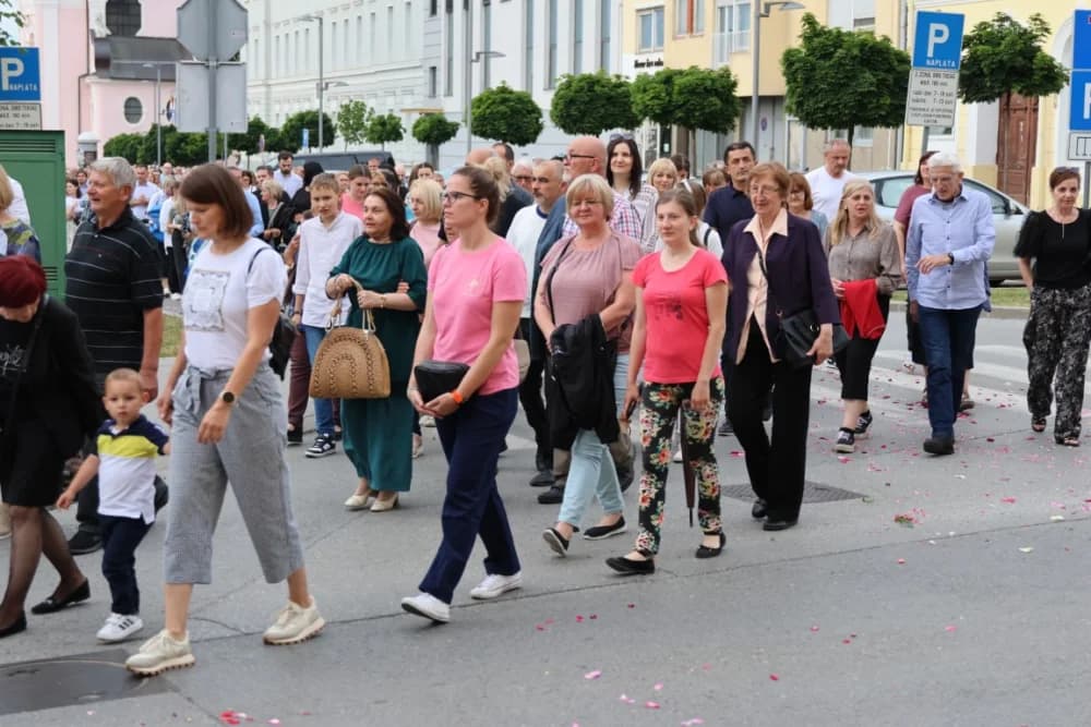 Tijelovska procesija ulicama grada Požege (FOTOGALERIJA)