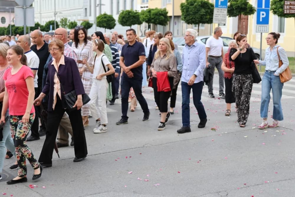 Tijelovska procesija ulicama grada Požege (FOTOGALERIJA)