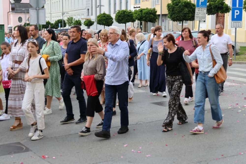 Tijelovska procesija ulicama grada Požege (FOTOGALERIJA)