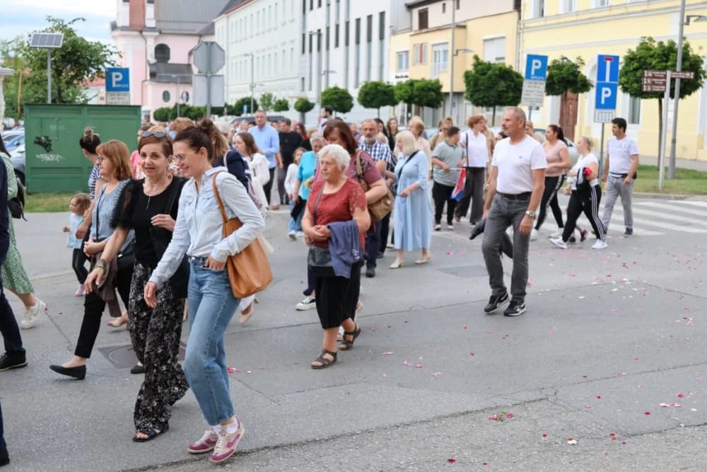 Tijelovska procesija ulicama grada Požege (FOTOGALERIJA)