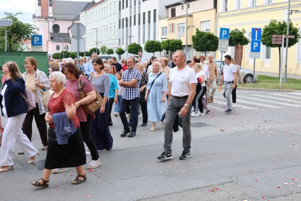 Tijelovska procesija ulicama grada Požege (FOTOGALERIJA)