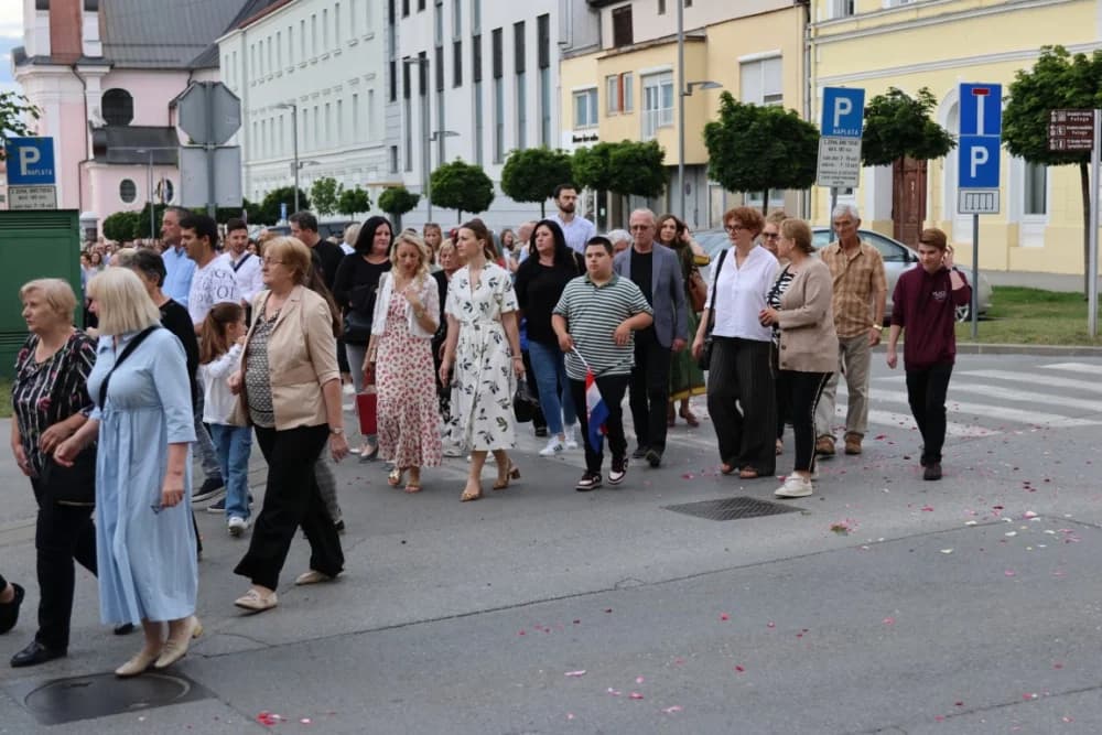 Tijelovska procesija ulicama grada Požege (FOTOGALERIJA)