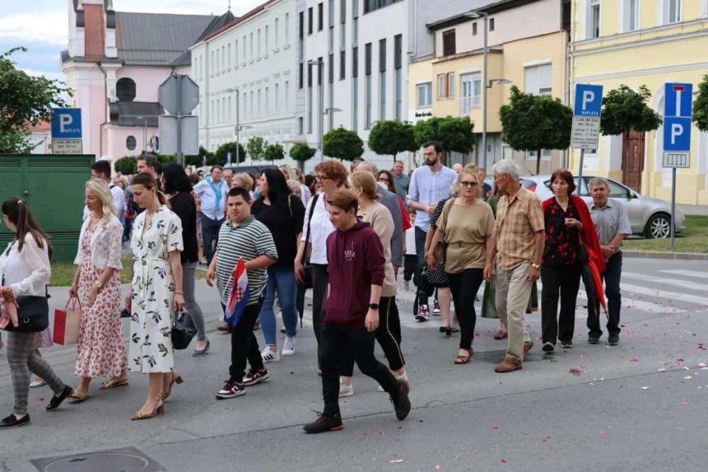 Tijelovska procesija ulicama grada Požege (FOTOGALERIJA)