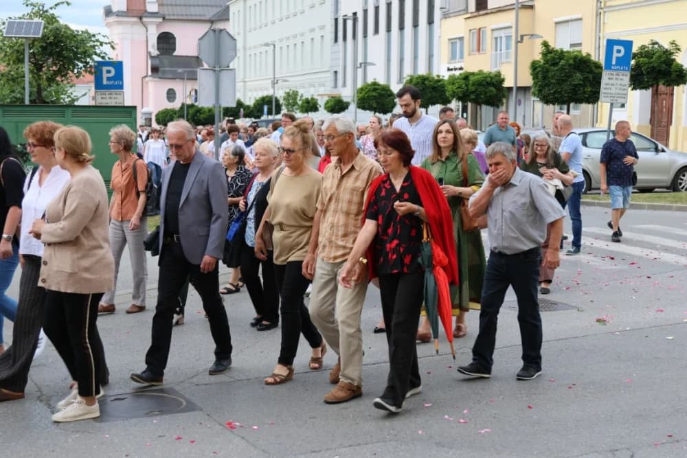 Tijelovska procesija ulicama grada Požege (FOTOGALERIJA)