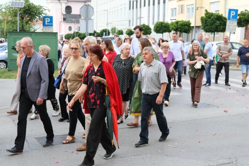 Tijelovska procesija ulicama grada Požege (FOTOGALERIJA)