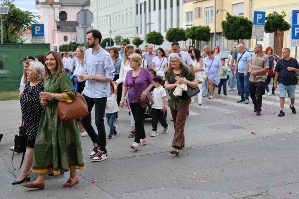 Tijelovska procesija ulicama grada Požege (FOTOGALERIJA)