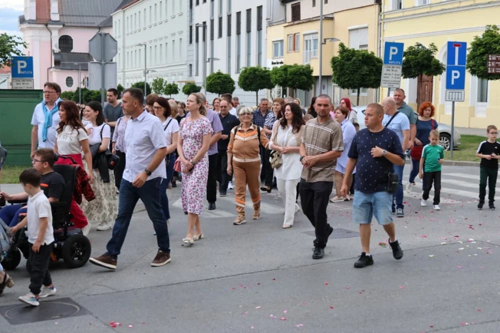 Tijelovska procesija ulicama grada Požege (FOTOGALERIJA)