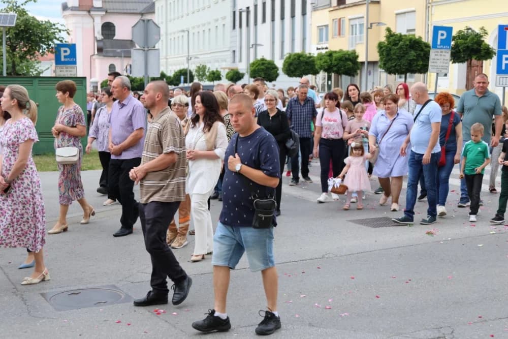 Tijelovska procesija ulicama grada Požege (FOTOGALERIJA)