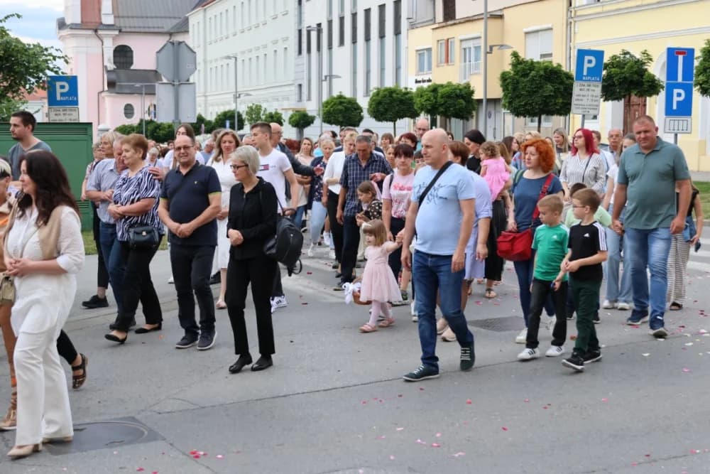 Tijelovska procesija ulicama grada Požege (FOTOGALERIJA)